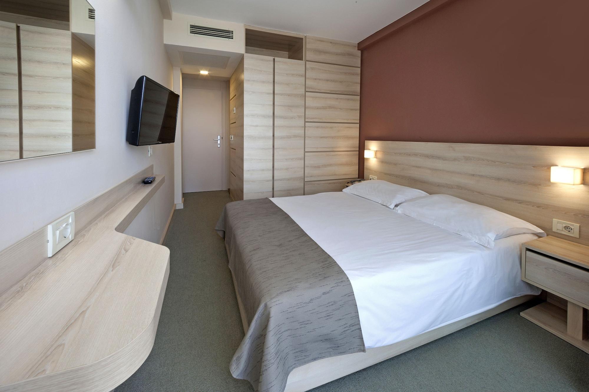 Hotel Materada Plava Laguna Пореч Екстериор снимка