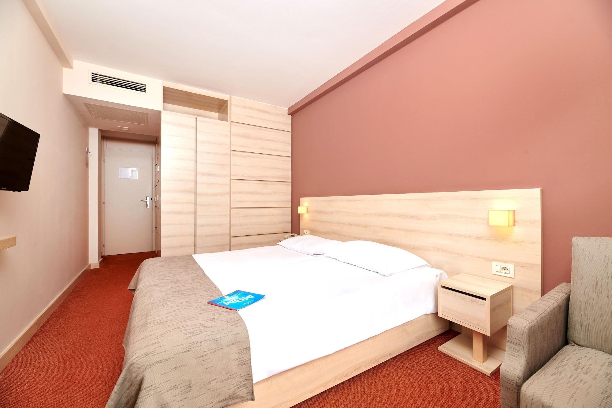 Hotel Materada Plava Laguna Пореч Екстериор снимка