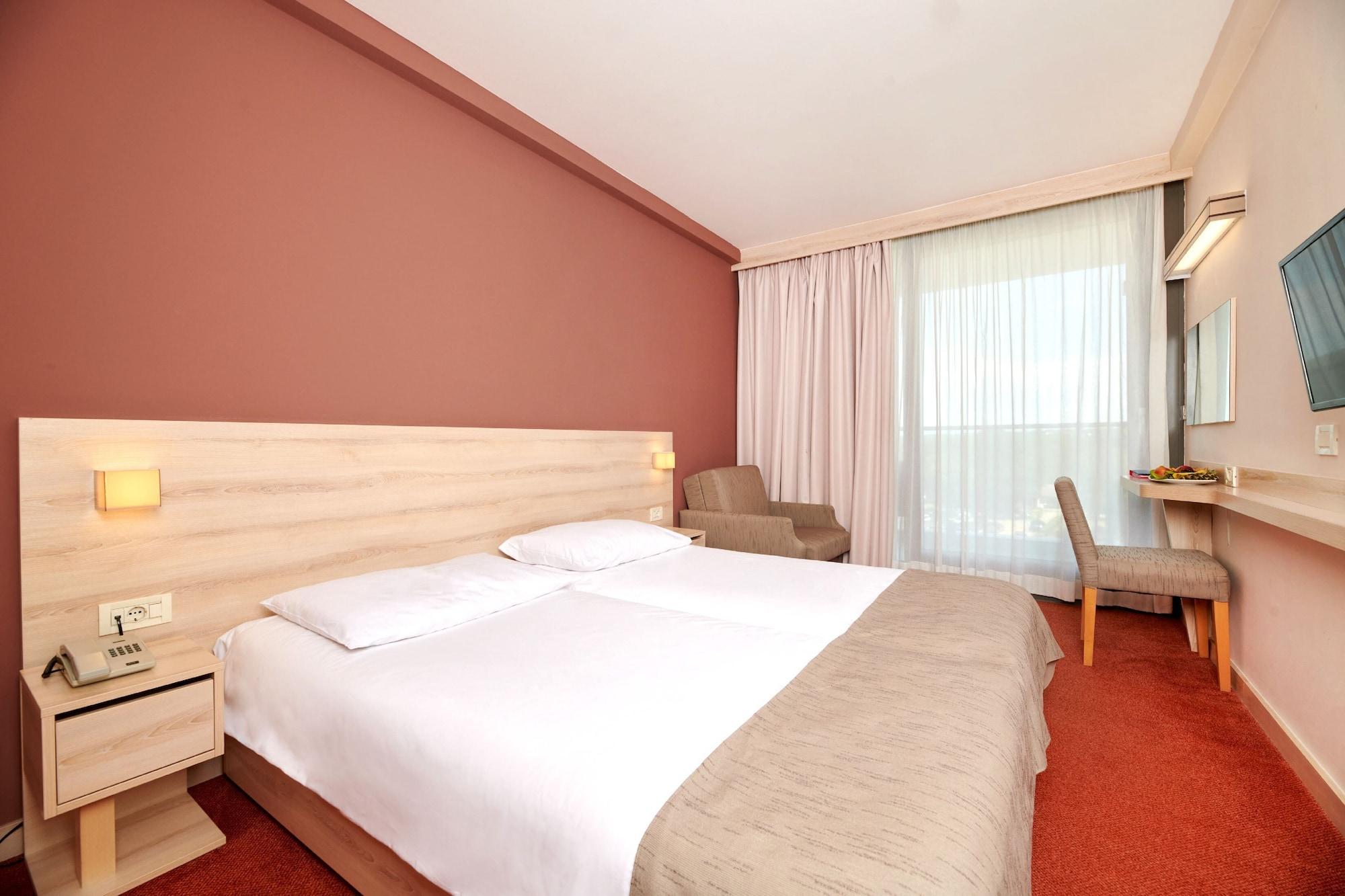 Hotel Materada Plava Laguna Пореч Екстериор снимка