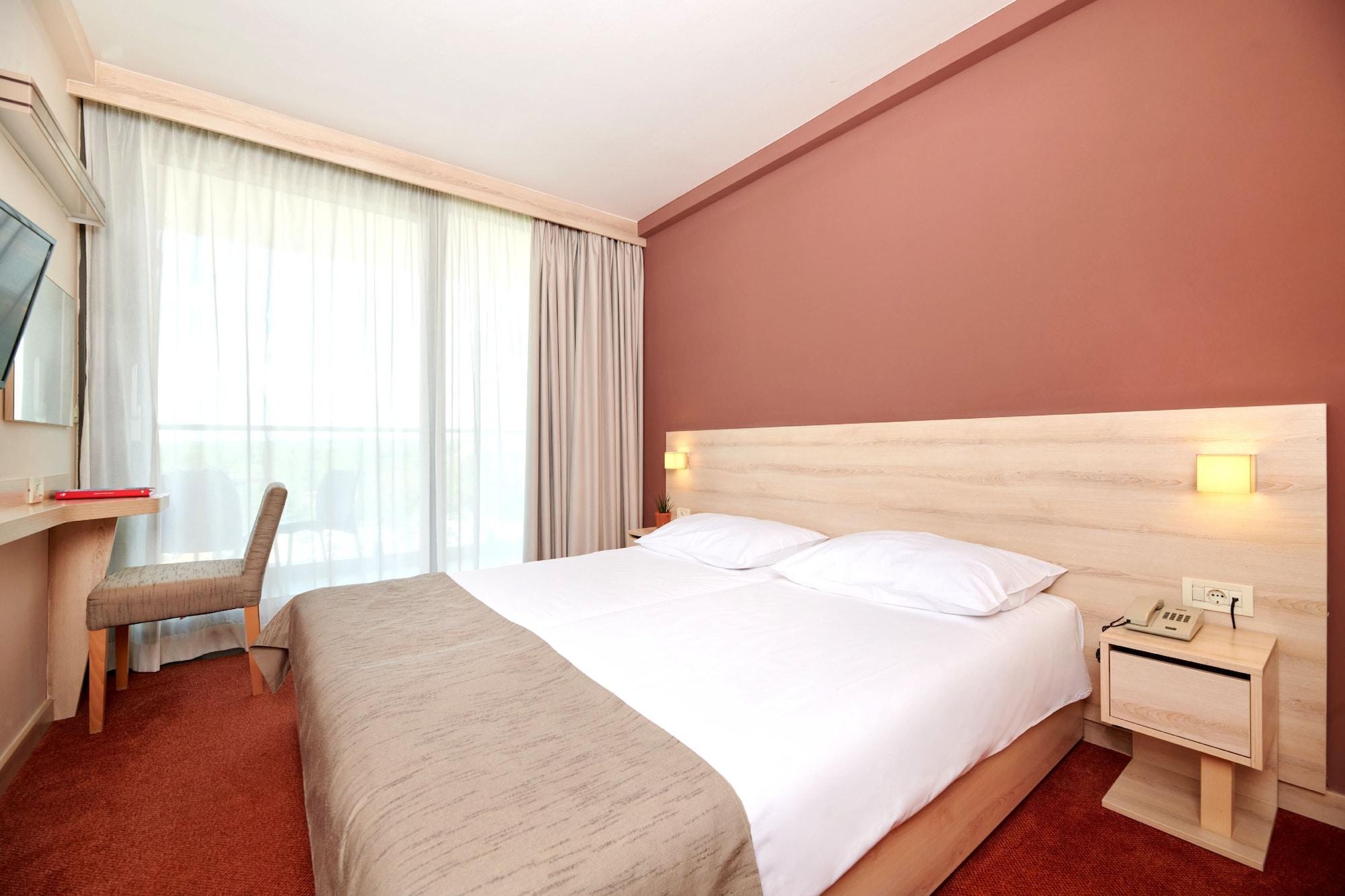 Hotel Materada Plava Laguna Пореч Екстериор снимка