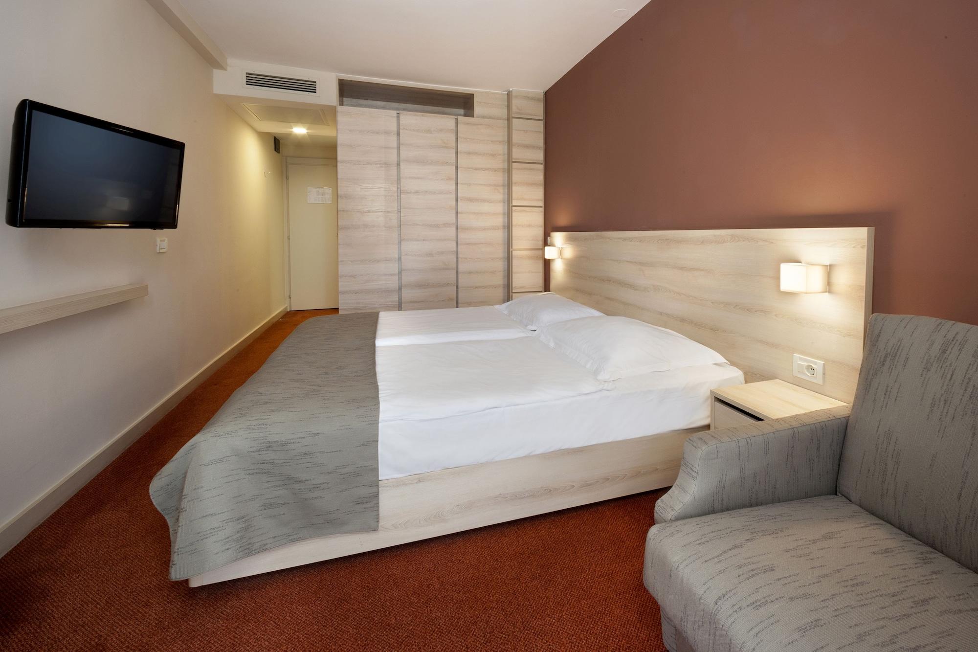 Hotel Materada Plava Laguna Пореч Екстериор снимка