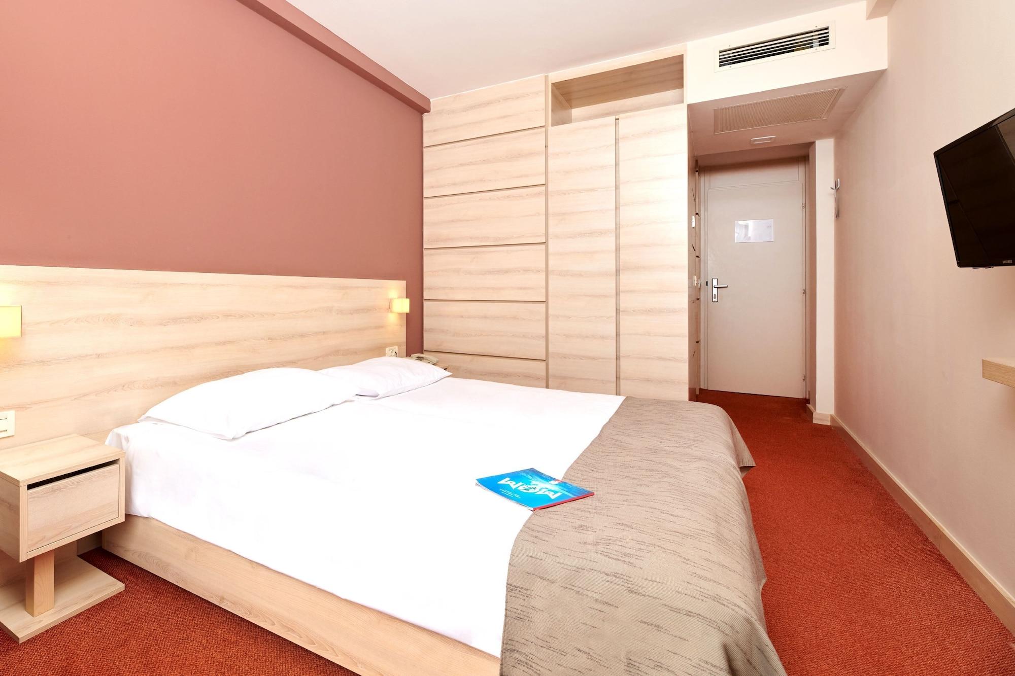 Hotel Materada Plava Laguna Пореч Екстериор снимка